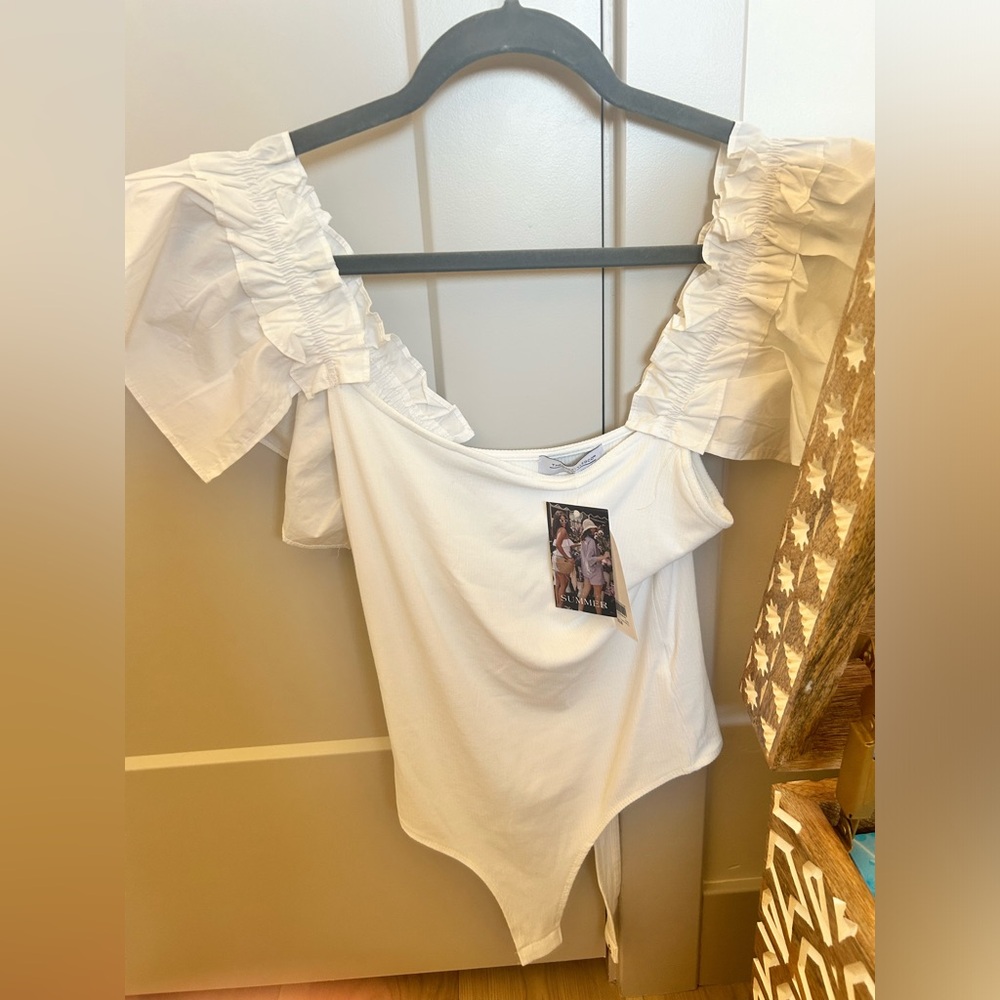 🌟 Bodysuit  White Ruffle Sleeve Bodysuit